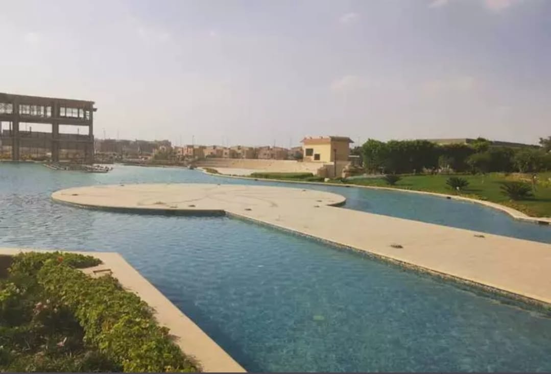 fountain park new cairo , townhouse with unique view for sale